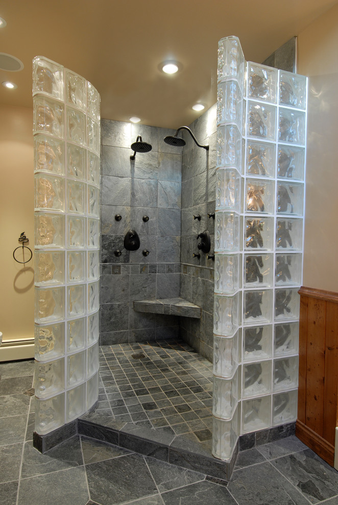 Foto di una grande stanza da bagno padronale rustica con doccia aperta, piastrelle blu, piastrelle grigie e pareti beige