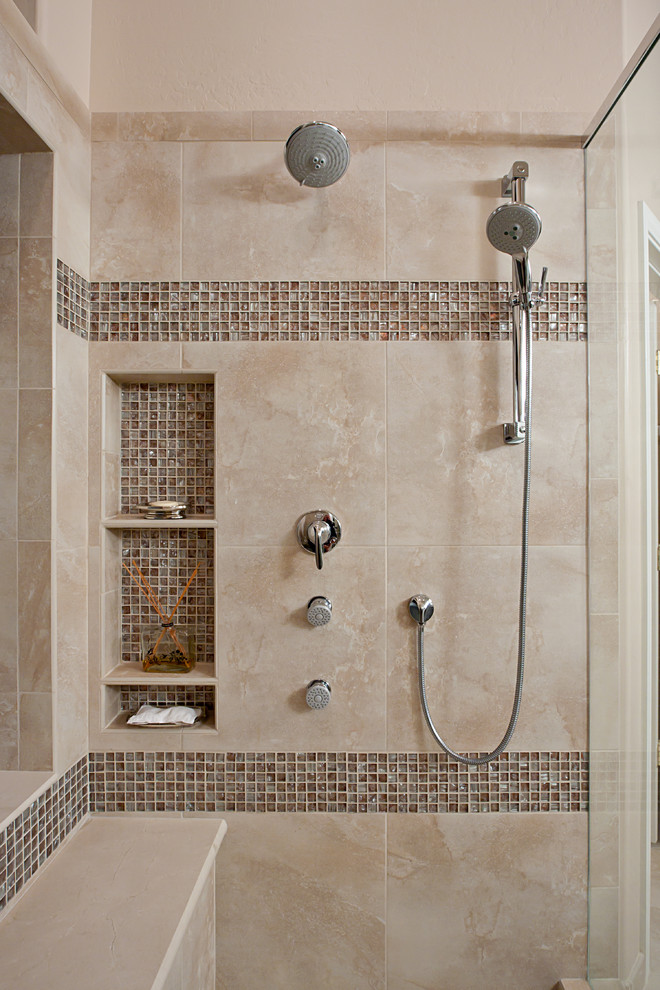 Foto på ett funkis badrum, med en dusch i en alkov, beige kakel och brun kakel