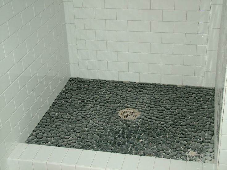 Aménagement d'une salle de bain classique avec une douche d'angle, un carrelage blanc, des carreaux de céramique, un mur blanc et un sol en galet.