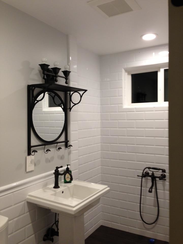 Esempio di una stanza da bagno con doccia classica di medie dimensioni con doccia aperta, WC monopezzo, piastrelle bianche, piastrelle diamantate e pareti grigie
