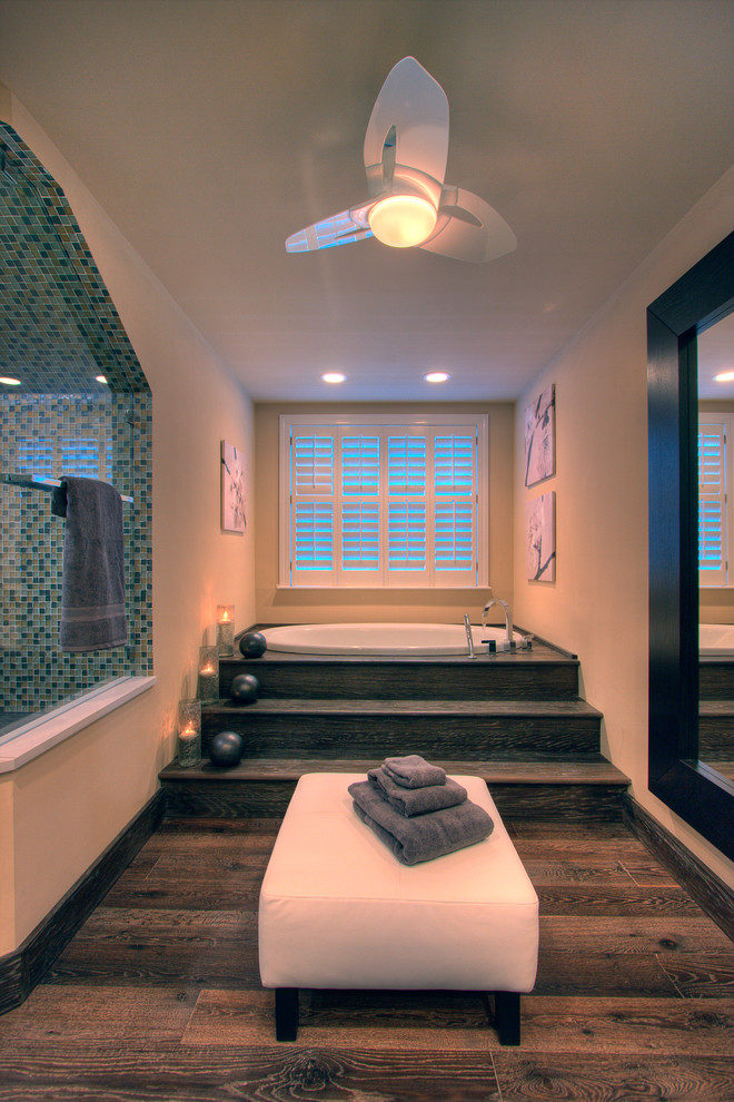 Inspiration for a modern bathroom remodel in Tampa