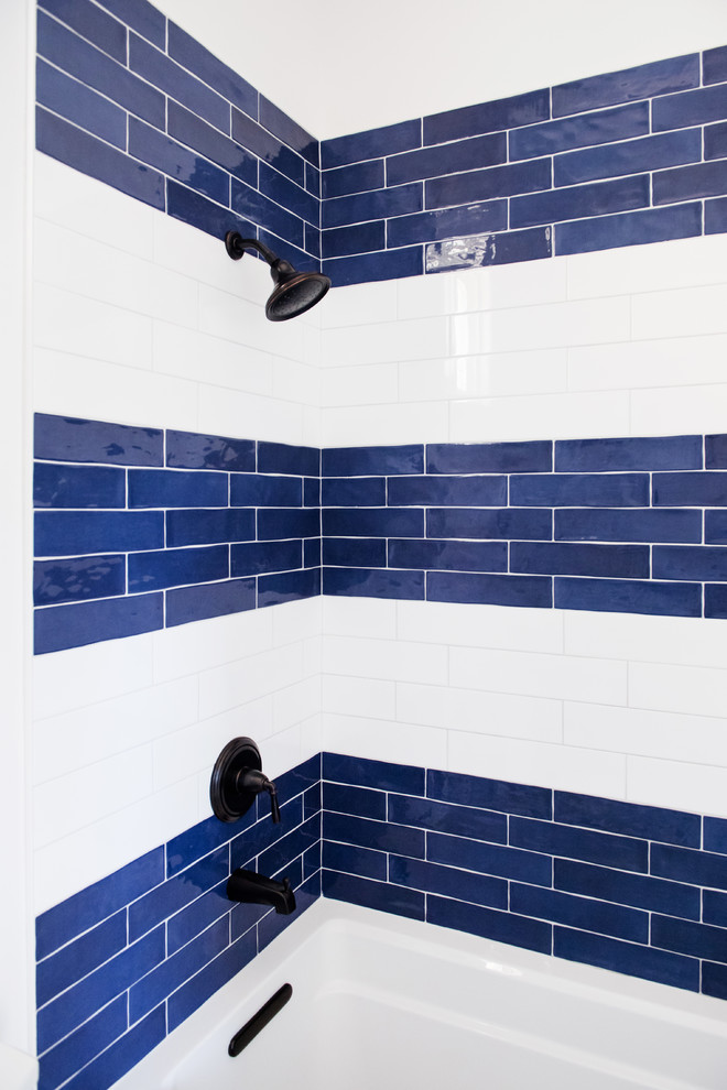Immagine di una stanza da bagno con doccia classica di medie dimensioni con ante in stile shaker, ante blu, doccia alcova, WC a due pezzi, piastrelle bianche, piastrelle diamantate, pareti bianche, parquet scuro, lavabo sottopiano, top in superficie solida, pavimento marrone e top bianco