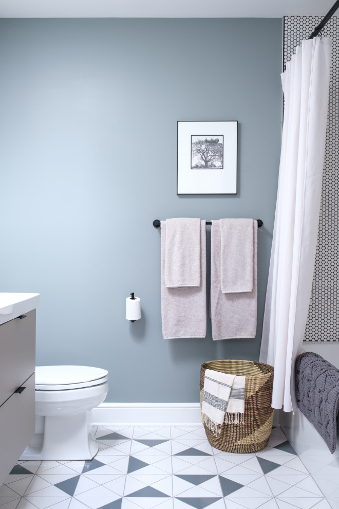 Cette image montre une salle de bain design de taille moyenne pour enfant avec un combiné douche/baignoire, un carrelage blanc, des carreaux de céramique, un mur gris, un sol en carrelage de céramique, un sol blanc, une cabine de douche avec un rideau et un plan de toilette blanc.