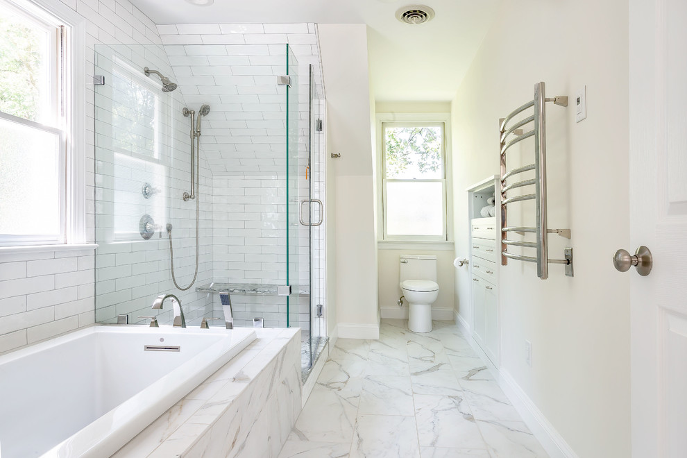 Идея дизайна: большая главная ванная комната в стиле неоклассика (современная классика) с накладной ванной, угловым душем, бежевыми стенами, полом из керамогранита, белым полом, душем с распашными дверями, белой плиткой и плиткой кабанчик