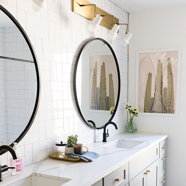 Источник вдохновения для домашнего уюта: ванная комната в стиле кантри с столешницей из искусственного кварца