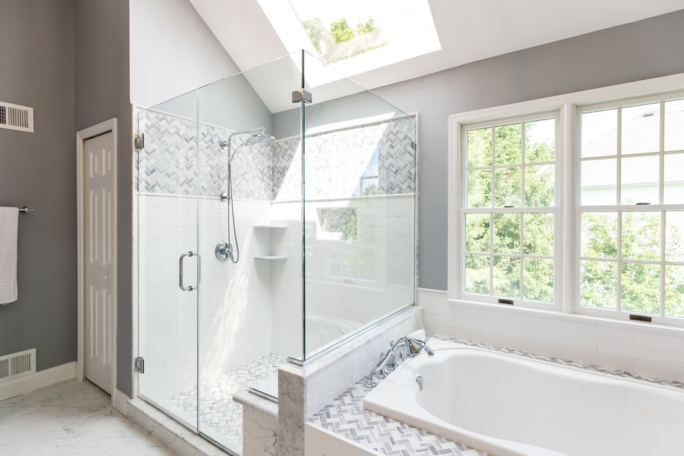Стильный дизайн: большая главная ванная комната в стиле кантри с фасадами в стиле шейкер, белыми фасадами, накладной ванной, открытым душем, раздельным унитазом, белой плиткой, керамогранитной плиткой, серыми стенами, полом из керамогранита, врезной раковиной, мраморной столешницей, белым полом и душем с распашными дверями - последний тренд