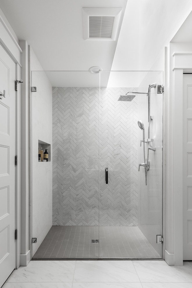 Идея дизайна: маленькая ванная комната в стиле неоклассика (современная классика) с фасадами в стиле шейкер, белыми фасадами, душем без бортиков, унитазом-моноблоком, белой плиткой, керамической плиткой, серыми стенами, полом из керамической плитки, душевой кабиной, врезной раковиной, мраморной столешницей, серым полом, душем с распашными дверями и белой столешницей для на участке и в саду