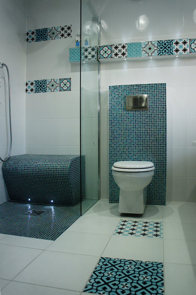 На фото: маленькая детская ванная комната в стиле шебби-шик с отдельно стоящей ванной, открытым душем, инсталляцией, керамической плиткой, разноцветными стенами, полом из керамической плитки и разноцветным полом для на участке и в саду