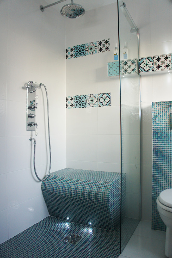 Идея дизайна: маленькая детская ванная комната в стиле шебби-шик с отдельно стоящей ванной, открытым душем, инсталляцией, керамической плиткой, разноцветными стенами, полом из керамической плитки и разноцветным полом для на участке и в саду