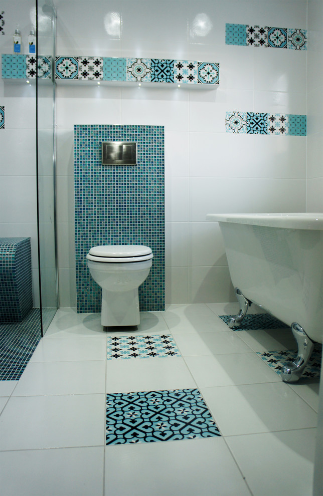 Inspiration för ett litet shabby chic-inspirerat badrum för barn, med ett fristående badkar, en öppen dusch, en vägghängd toalettstol, keramikplattor, flerfärgade väggar, klinkergolv i keramik och flerfärgat golv