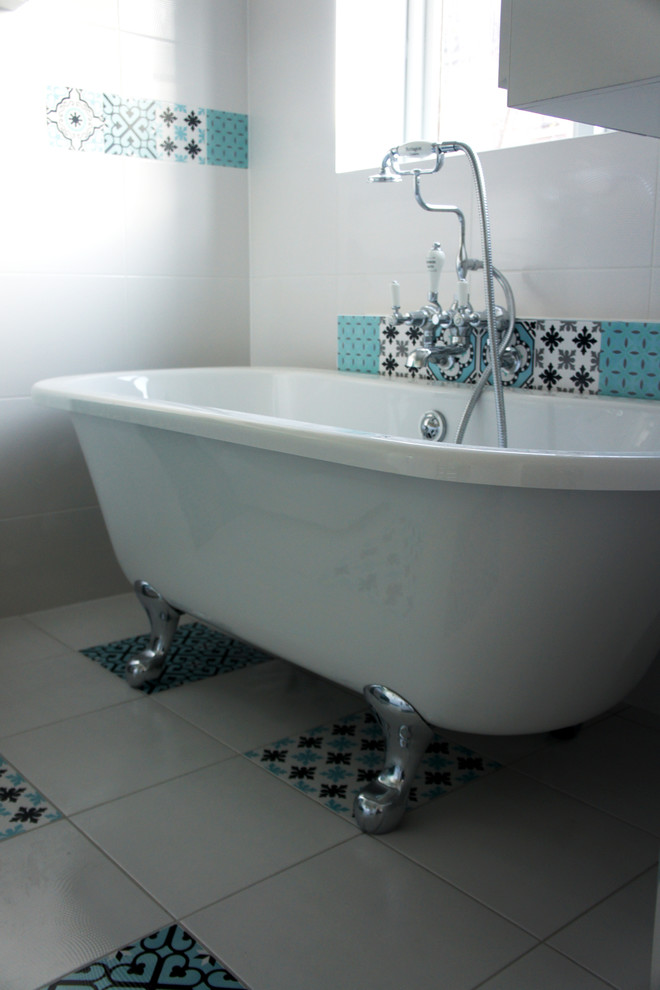 Inredning av ett shabby chic-inspirerat litet badrum för barn, med ett fristående badkar, en öppen dusch, en vägghängd toalettstol, keramikplattor, flerfärgade väggar, klinkergolv i keramik och flerfärgat golv