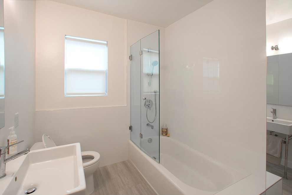 Idéer för att renovera ett litet funkis vit vitt badrum för barn, med öppna hyllor, ett badkar i en alkov, en dusch/badkar-kombination, en toalettstol med separat cisternkåpa, vit kakel, porslinskakel, vita väggar, klinkergolv i porslin, ett konsol handfat, bänkskiva i kvartsit, brunt golv och dusch med gångjärnsdörr