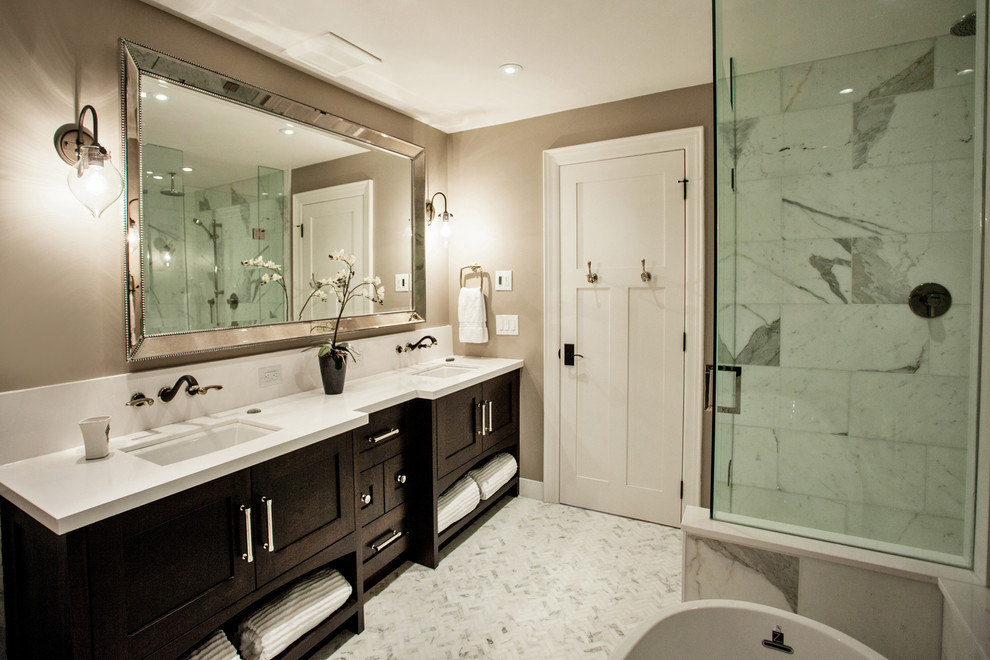 Idéer för ett mellanstort klassiskt en-suite badrum, med ett undermonterad handfat, skåp i shakerstil, skåp i mörkt trä, bänkskiva i kvarts, ett fristående badkar, en hörndusch, en toalettstol med hel cisternkåpa, vit kakel, beige väggar och marmorgolv