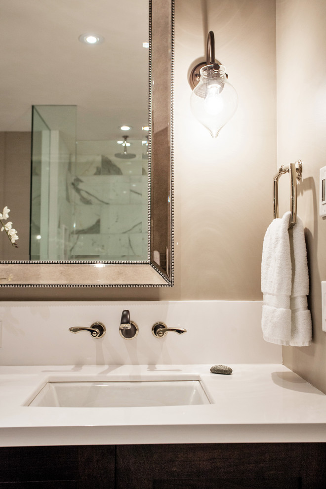Exempel på ett mellanstort klassiskt en-suite badrum, med ett undermonterad handfat, skåp i shakerstil, skåp i mörkt trä, bänkskiva i kvarts, ett fristående badkar, en hörndusch, en toalettstol med hel cisternkåpa, vit kakel, beige väggar och marmorgolv