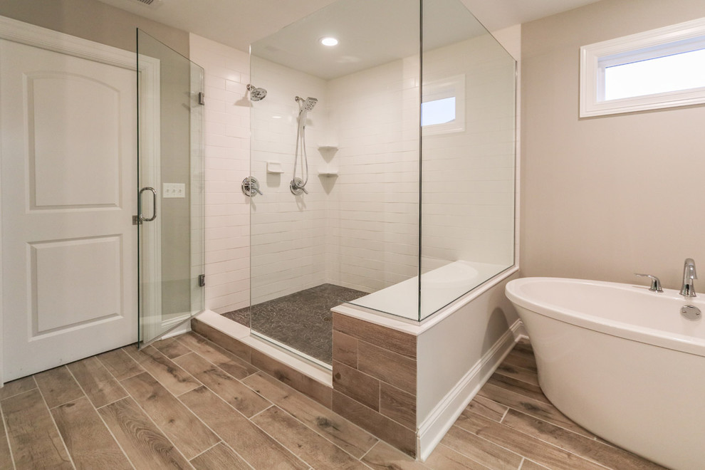 Inspiration för ett mellanstort funkis en-suite badrum, med ett fristående badkar, en hörndusch, vit kakel, tunnelbanekakel, beige väggar, vinylgolv, brunt golv och dusch med gångjärnsdörr