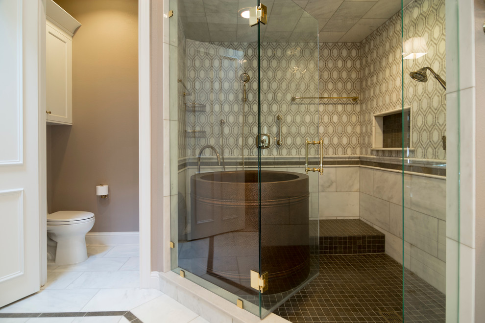 Свежая идея для дизайна: большая главная ванная комната в классическом стиле с белыми фасадами, японской ванной, душевой комнатой, раздельным унитазом, разноцветной плиткой, каменной плиткой, бежевыми стенами, мраморным полом, фасадами в стиле шейкер, врезной раковиной и мраморной столешницей - отличное фото интерьера