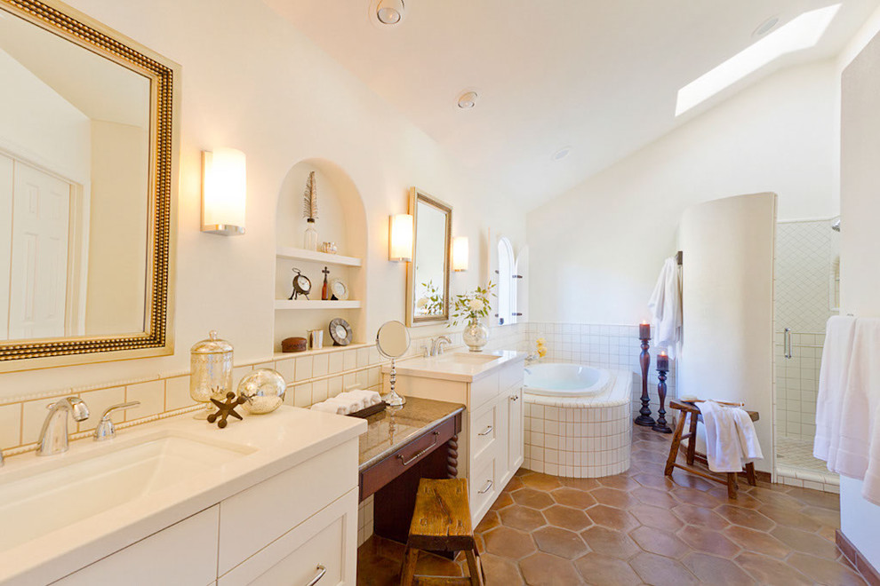Foto di una stanza da bagno tradizionale con piastrelle in terracotta e pavimento in terracotta