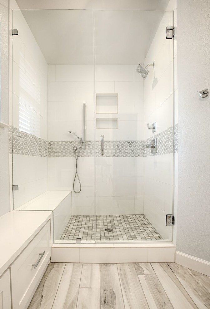 Diseño de cuarto de baño principal tradicional de tamaño medio con armarios estilo shaker, puertas de armario blancas, ducha empotrada, baldosas y/o azulejos grises, paredes blancas, lavabo bajoencimera y encimera de cuarzo compacto