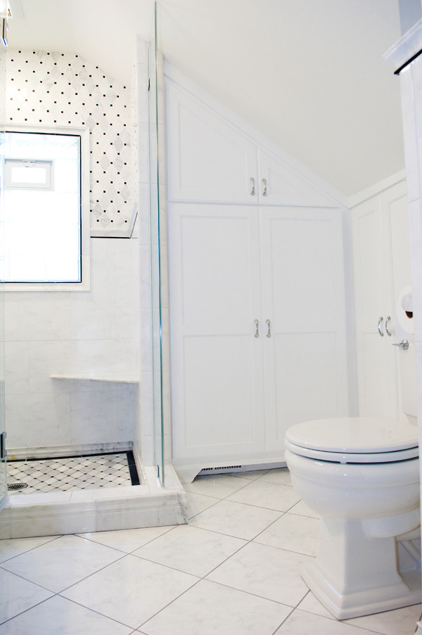 Inspiration pour une petite salle de bain principale design avec un placard avec porte à panneau surélevé, des portes de placard blanches, une douche d'angle, WC séparés, un carrelage blanc, un lavabo encastré, un plan de toilette en granite, un mur blanc et un sol en marbre.