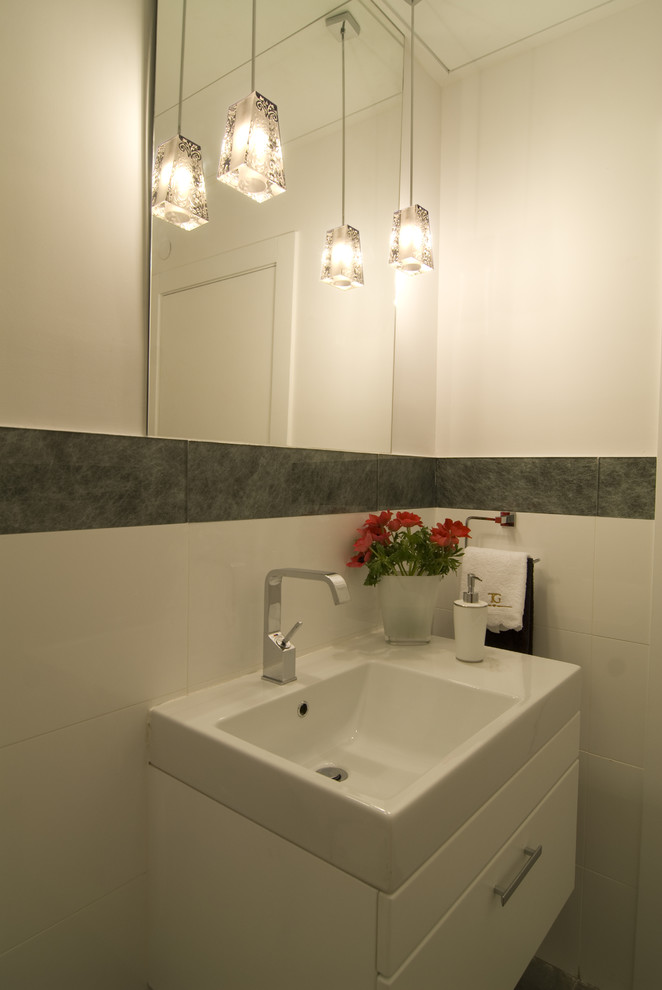Foto di una stanza da bagno stile marino con lavabo integrato