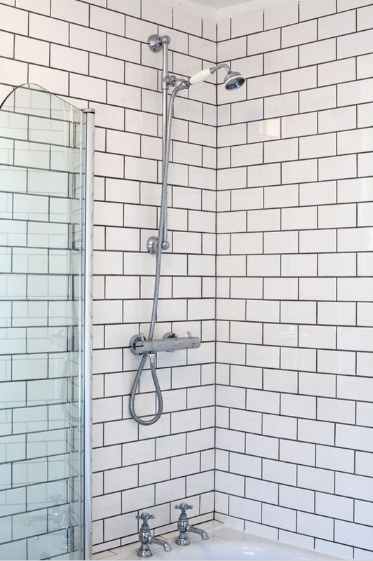 Aménagement d'une salle de bain victorienne de taille moyenne pour enfant avec un lavabo suspendu, une baignoire posée, un combiné douche/baignoire, WC séparés, un carrelage gris, des carreaux de céramique, un mur blanc et un sol en carrelage de céramique.