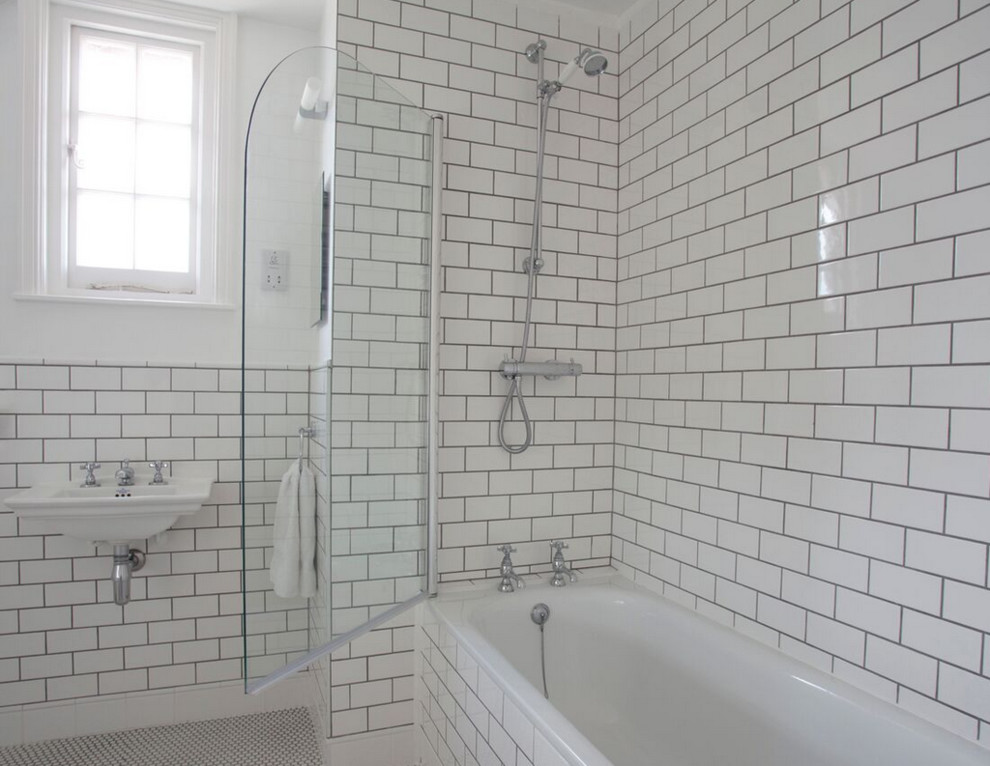 Идея дизайна: ванная комната среднего размера в викторианском стиле с подвесной раковиной, накладной ванной, душем над ванной, раздельным унитазом, серой плиткой, керамической плиткой, белыми стенами и полом из керамической плитки