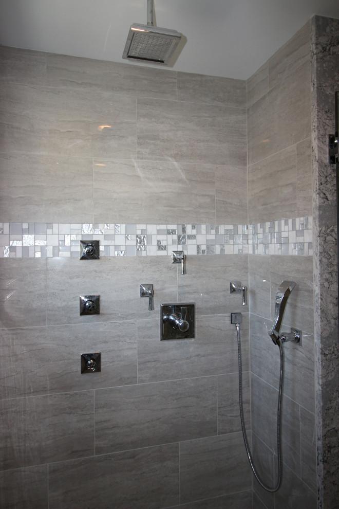 Стильный дизайн: большая главная ванная комната в классическом стиле с фасадами с утопленной филенкой, белыми фасадами, полновстраиваемой ванной, бежевыми стенами, полом из керамогранита, врезной раковиной, столешницей из гранита, серым полом и серой столешницей - последний тренд