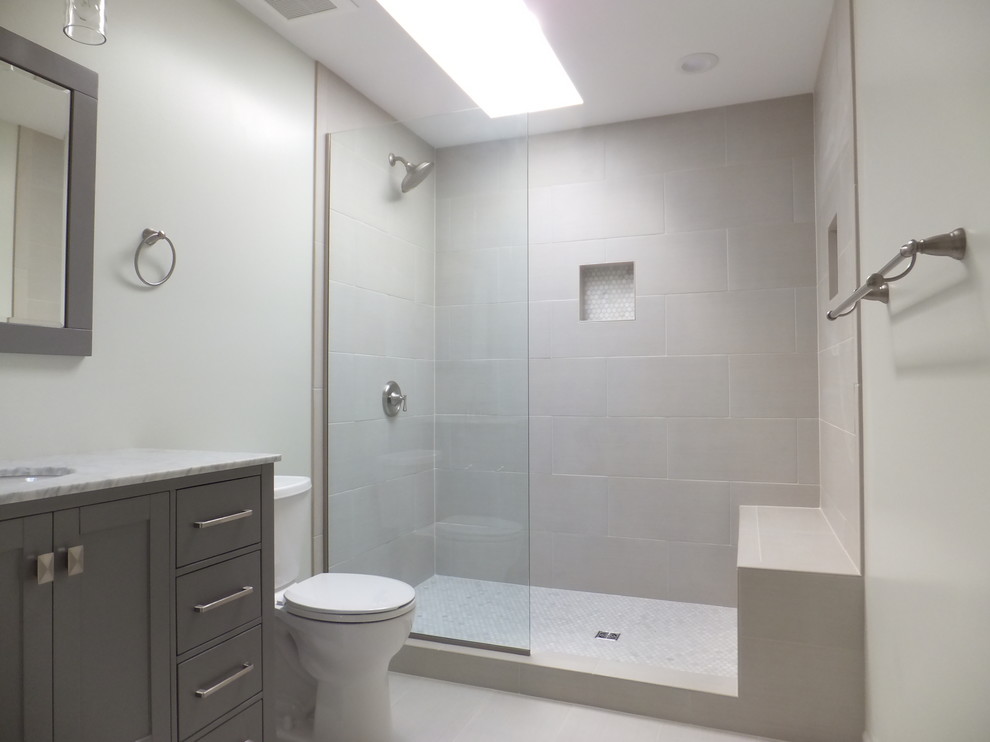 Идея дизайна: серо-белая ванная комната среднего размера в стиле неоклассика (современная классика) с фасадами в стиле шейкер, серыми фасадами, открытым душем, раздельным унитазом, серыми стенами, полом из сланца, душевой кабиной, врезной раковиной, мраморной столешницей, бежевой плиткой, керамической плиткой, серым полом и открытым душем
