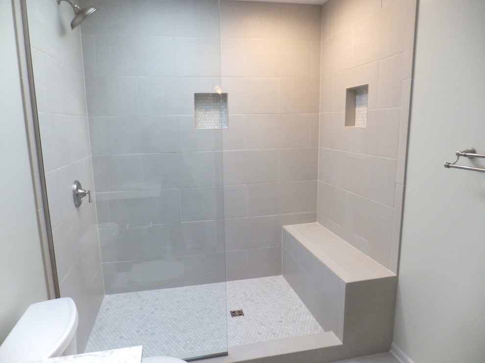 Idéer för mellanstora vintage badrum med dusch, med skåp i shakerstil, grå skåp, en öppen dusch, en toalettstol med separat cisternkåpa, grå väggar, skiffergolv, ett undermonterad handfat, marmorbänkskiva, beige kakel, keramikplattor, grått golv och med dusch som är öppen