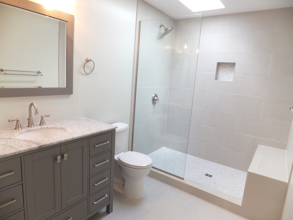 Inredning av ett klassiskt mellanstort badrum med dusch, med skåp i shakerstil, grå skåp, en öppen dusch, en toalettstol med separat cisternkåpa, grå väggar, skiffergolv, ett undermonterad handfat, marmorbänkskiva, beige kakel, keramikplattor, grått golv och med dusch som är öppen