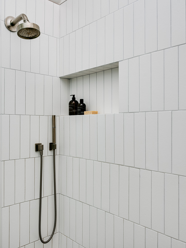 Foto di una stanza da bagno padronale scandinava di medie dimensioni con ante in legno chiaro, doccia alcova, piastrelle bianche, piastrelle in ceramica, pareti bianche, pavimento grigio, doccia aperta, top bianco, nicchia, un lavabo e mobile bagno sospeso