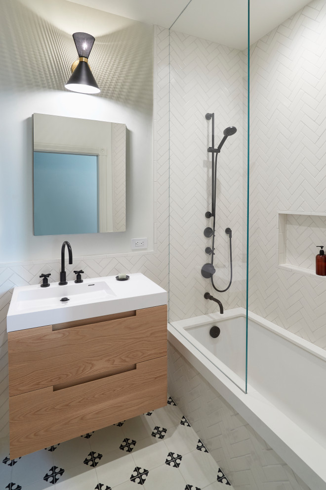 Idéer för att renovera ett mellanstort vintage vit vitt badrum med dusch, med beige skåp, ett platsbyggt badkar, en dusch/badkar-kombination, vit kakel, keramikplattor, vita väggar, klinkergolv i keramik, vitt golv och med dusch som är öppen