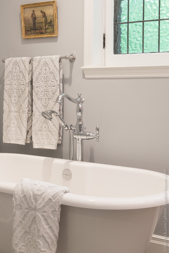 Inspiration för mellanstora klassiska en-suite badrum, med möbel-liknande, vita skåp, ett fristående badkar, en öppen dusch, vit kakel, tunnelbanekakel, grå väggar, klinkergolv i porslin och ett konsol handfat