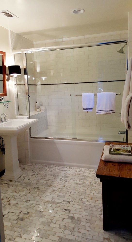 Idéer för ett litet klassiskt badrum, med skåp i mellenmörkt trä, ett platsbyggt badkar, en dusch/badkar-kombination, grå kakel, stenkakel, vita väggar, marmorgolv, ett piedestal handfat, vitt golv och dusch med skjutdörr