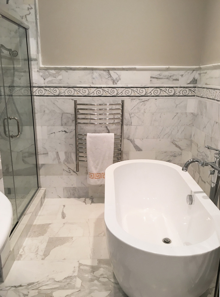 Idée de décoration pour une salle de bain principale tradition de taille moyenne avec des portes de placard noires, une baignoire indépendante, une douche d'angle, un carrelage blanc, un carrelage de pierre, un mur beige et un sol en marbre.