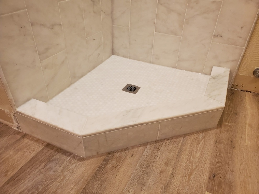 Imagen de cuarto de baño tradicional con ducha esquinera, baldosas y/o azulejos grises y baldosas y/o azulejos de piedra
