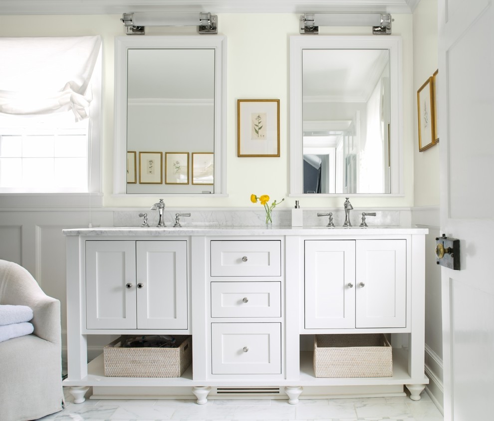 Esempio di una stanza da bagno classica con ante in stile shaker, ante bianche, pareti gialle, lavabo sottopiano, pavimento bianco e top bianco