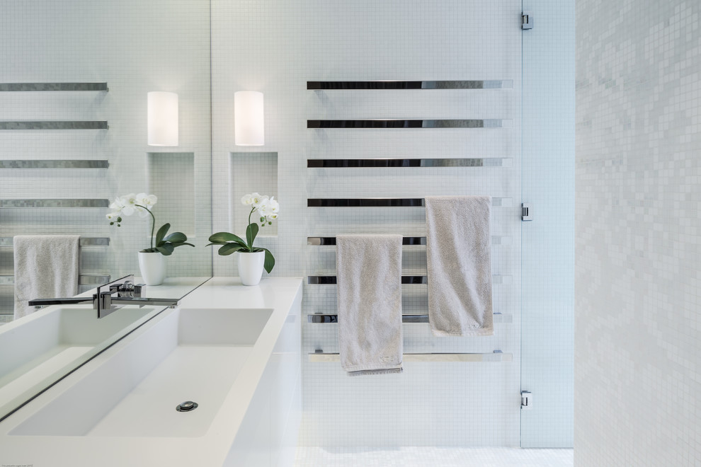 Modernes Badezimmer mit integriertem Waschbecken, weißen Fliesen und Mosaikfliesen in Sunshine Coast