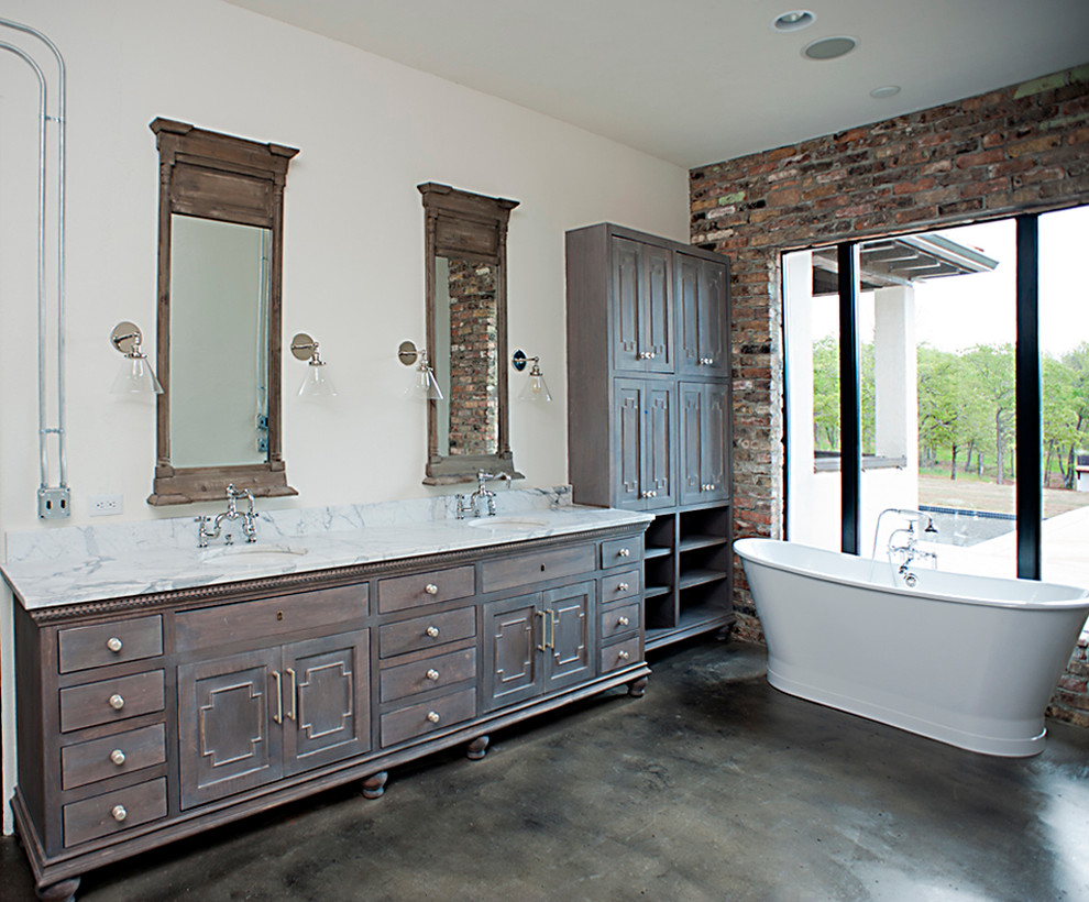 Exempel på ett stort modernt en-suite badrum, med möbel-liknande, skåp i slitet trä, ett fristående badkar, en dusch/badkar-kombination, vita väggar, betonggolv, ett undermonterad handfat och marmorbänkskiva