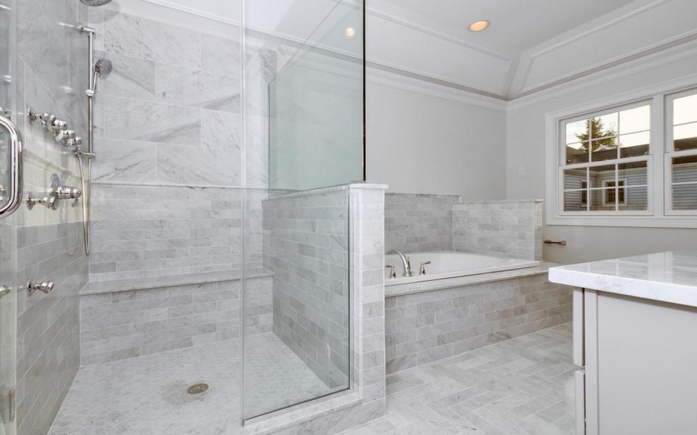 Источник вдохновения для домашнего уюта: большая главная ванная комната в стиле неоклассика (современная классика) с белой плиткой, каменной плиткой, мраморным полом и мраморной столешницей