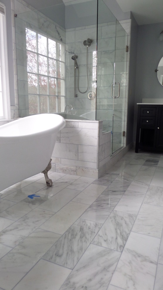 Idéer för att renovera ett mellanstort funkis en-suite badrum, med skåp i shakerstil, svarta skåp, ett badkar med tassar, en dusch i en alkov, en toalettstol med hel cisternkåpa, grå kakel, vit kakel, porslinskakel, grå väggar, marmorgolv, ett undermonterad handfat och bänkskiva i akrylsten