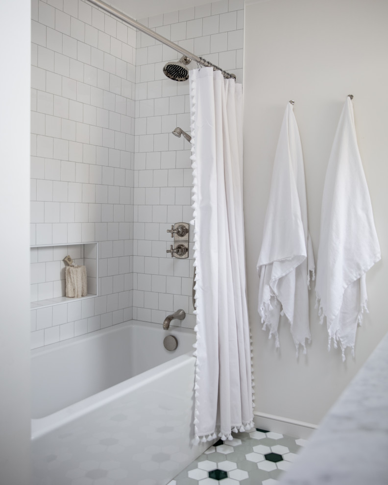 Inspiration för ett mellanstort vintage vit vitt en-suite badrum, med ett badkar i en alkov, en dusch/badkar-kombination, vit kakel, keramikplattor, vita väggar, klinkergolv i keramik, marmorbänkskiva, grönt golv och dusch med duschdraperi
