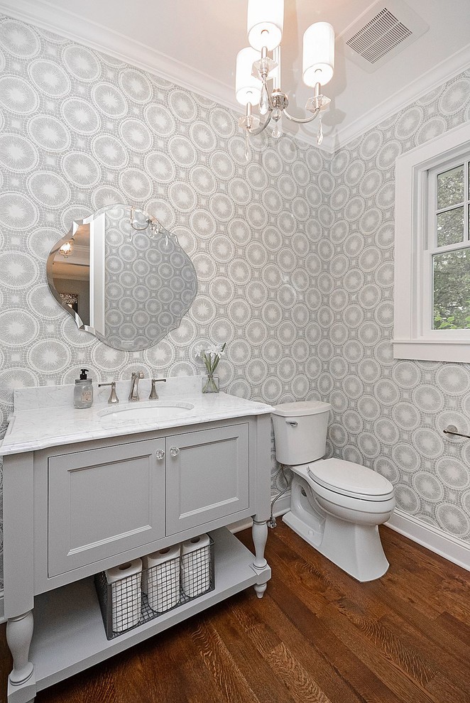 Klassisches Badezimmer mit Schrankfronten mit vertiefter Füllung, grauen Schränken, grauer Wandfarbe, braunem Holzboden und Unterbauwaschbecken in Minneapolis