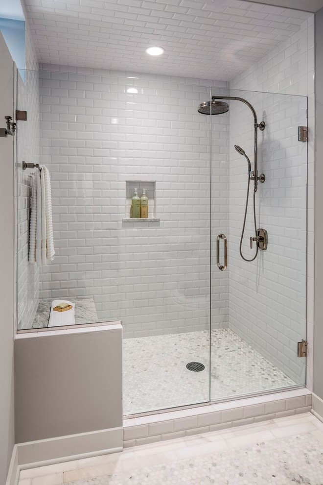 Ispirazione per una stanza da bagno tradizionale con doccia alcova e porta doccia a battente
