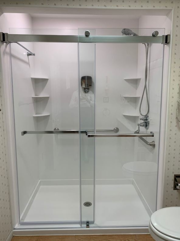 Foto di una grande stanza da bagno padronale moderna con doccia alcova, top in superficie solida, porta doccia scorrevole e top bianco