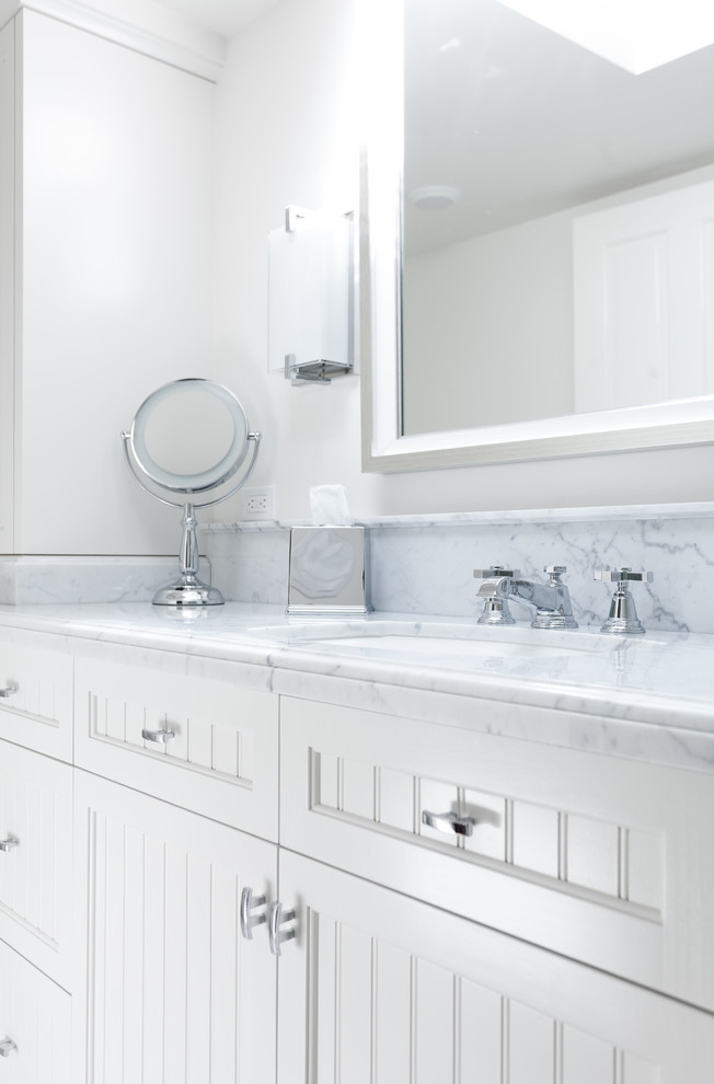Foto på ett mellanstort funkis en-suite badrum, med möbel-liknande, vita skåp, marmorbänkskiva och vita väggar