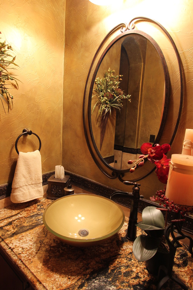 Стильный дизайн: ванная комната в классическом стиле с настольной раковиной - последний тренд