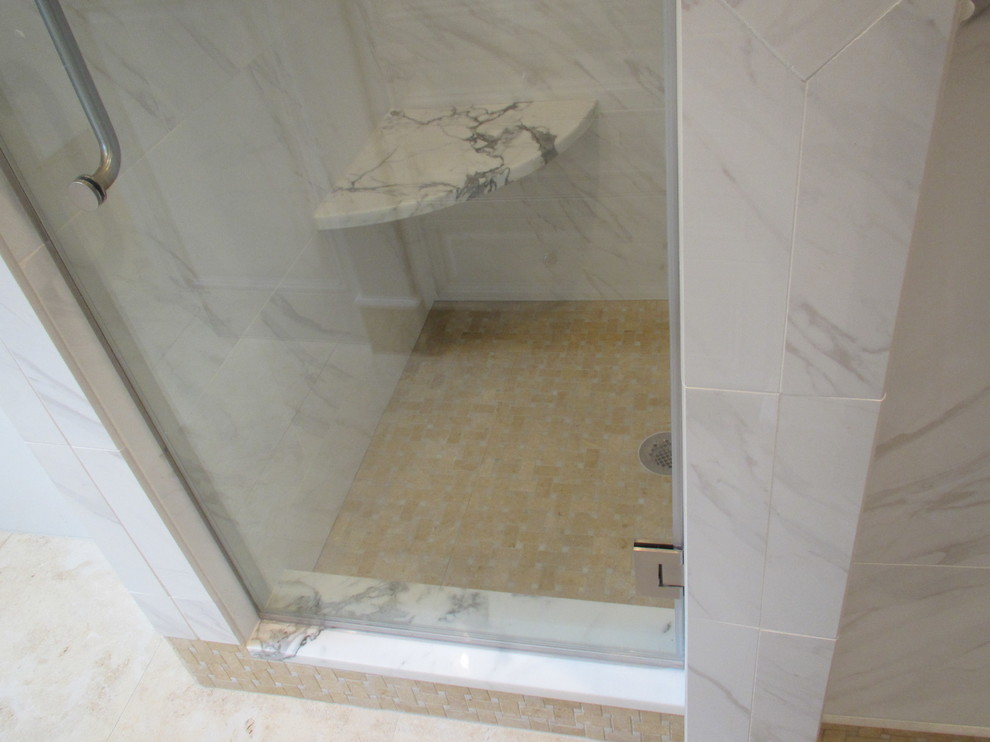 Exempel på ett modernt en-suite badrum, med luckor med upphöjd panel, vita skåp, ett badkar i en alkov, en dusch i en alkov, grå kakel, vit kakel, stenkakel, grå väggar, ett undermonterad handfat och granitbänkskiva