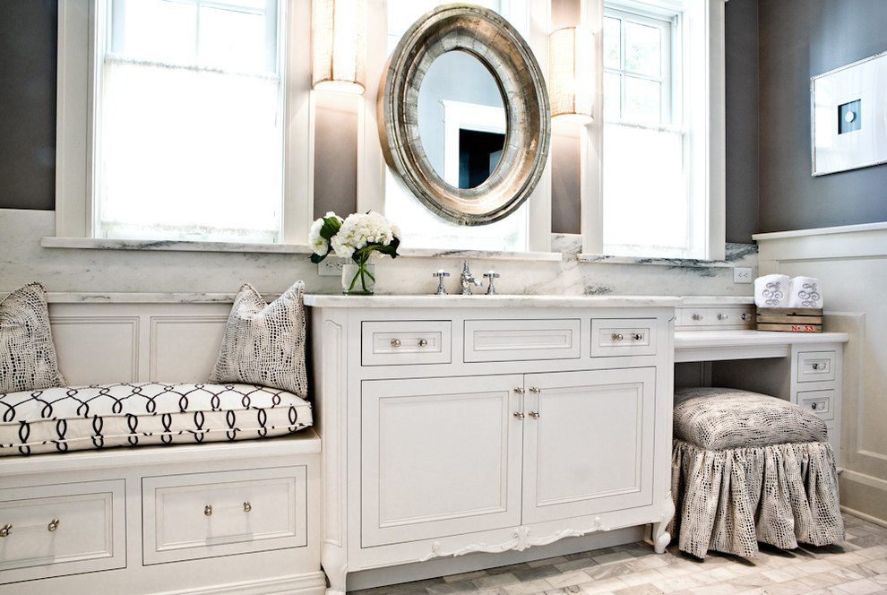 Пример оригинального дизайна: ванная комната среднего размера в стиле неоклассика (современная классика) с врезной раковиной, плоскими фасадами, белыми фасадами, мраморной столешницей, белой плиткой, плиткой из листового камня, черными стенами и мраморным полом