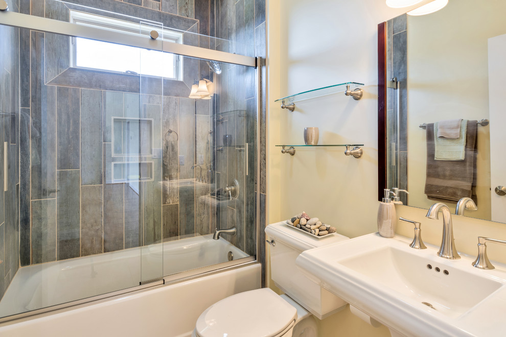 Immagine di una piccola stanza da bagno con doccia stile americano con vasca ad alcova, vasca/doccia, WC a due pezzi, piastrelle multicolore, piastrelle in ardesia, pareti beige e lavabo a colonna